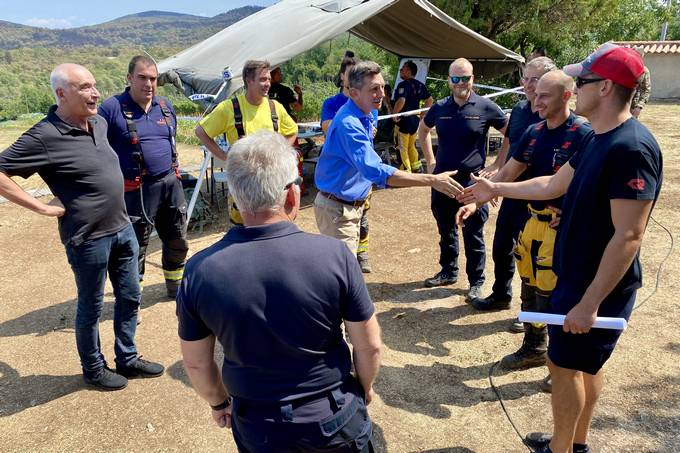 Predsednik Pahor danes obiskal Kras in izrazil hvaležnost vsem, ki sodelujejo pri gašenju požara in odpravi posledic